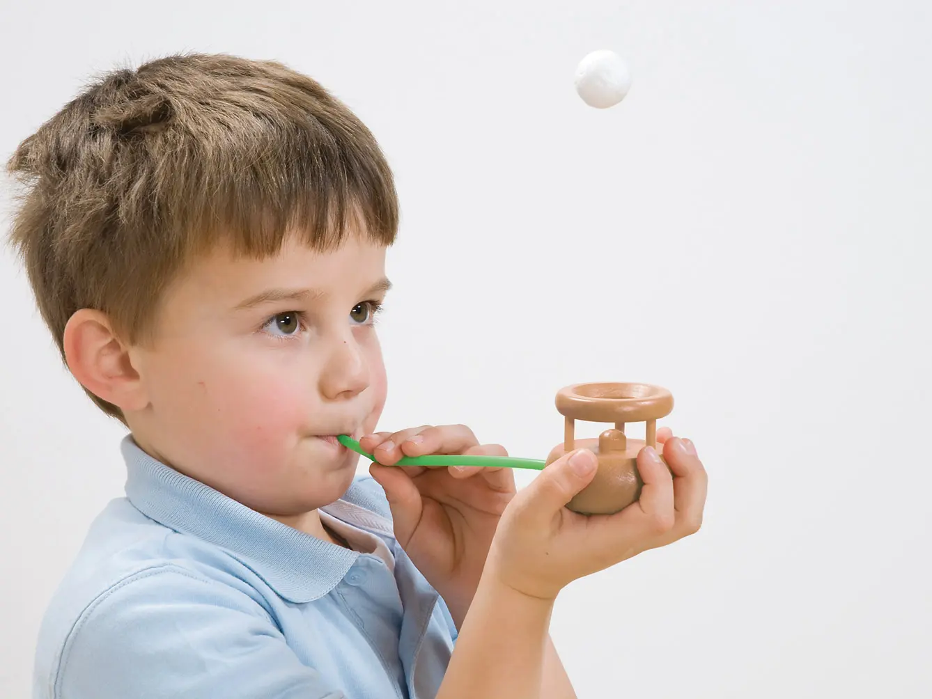 Junge mit Pustespiel