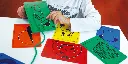 Bunte Fädelkarten aus Kunststoff